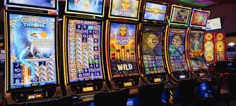 Permainan meja blackjack dengan dealer di kasino pada platform slotbom77