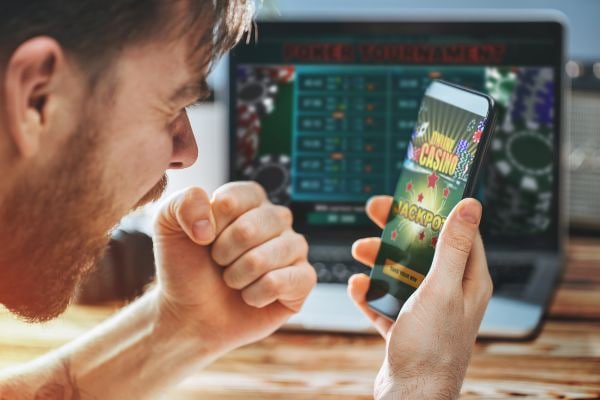 Pemain menggunakan smartphone dengan tampilan game online slotbing yang responsif